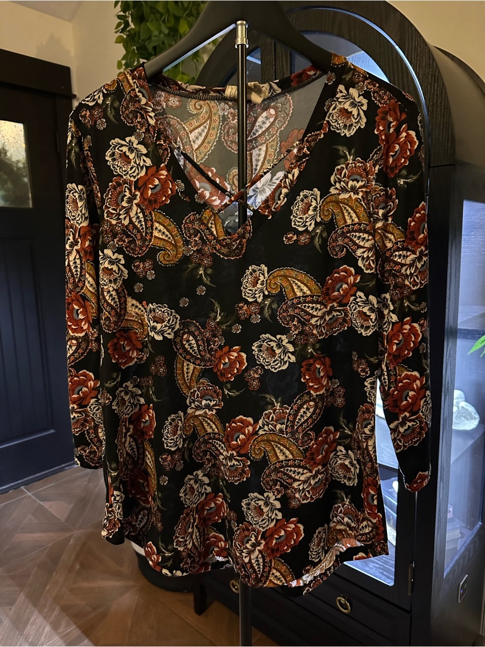 Women’s Black Paisley Floral Long-Sleeve V-Neck Top